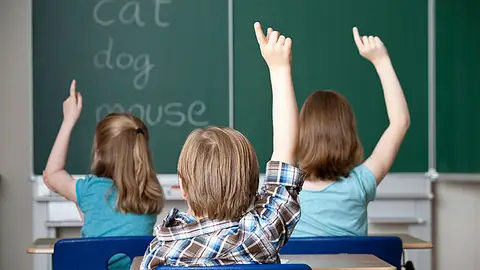 Unos niños asisten a una clase de inglés Unos niños asisten a una clase de inglés