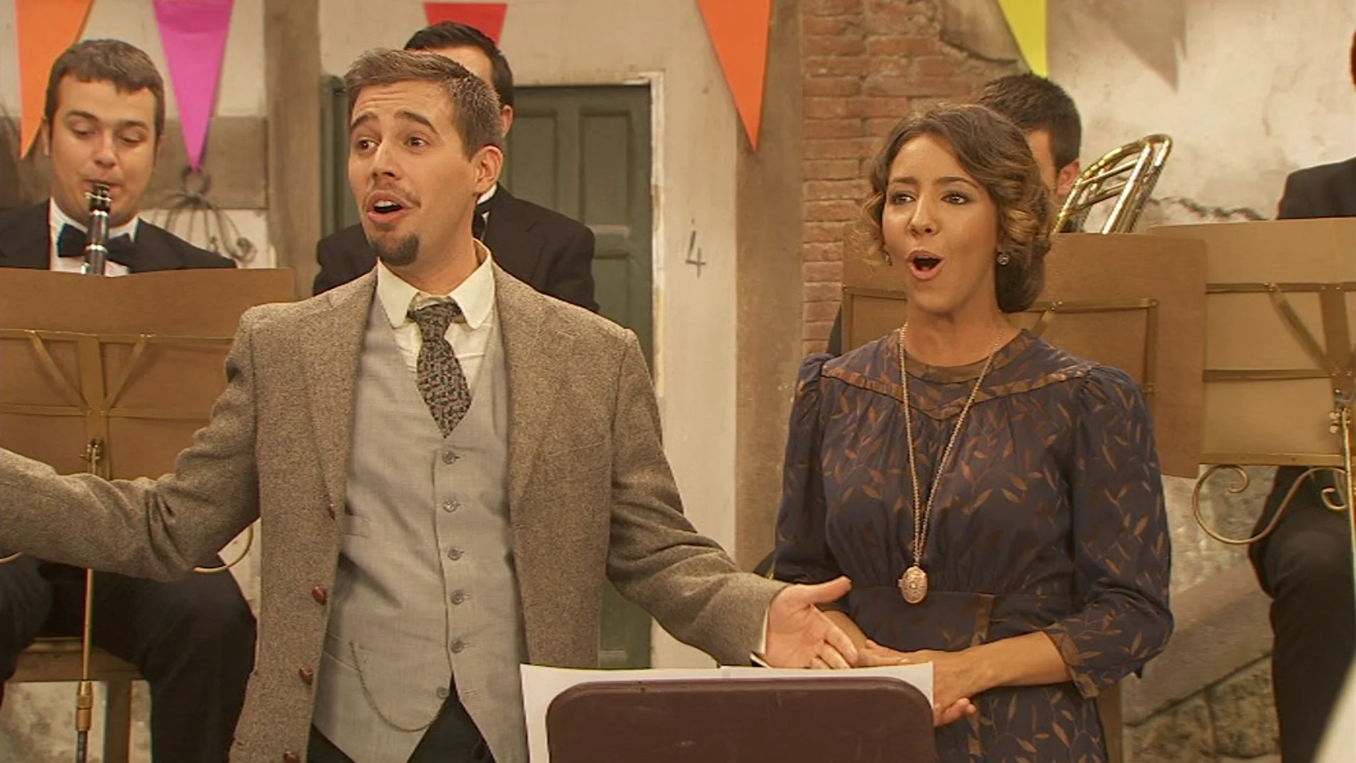 Hipólito y Emilia interpretando el himno de Puente Viejo