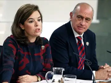Sáenz de Santamaría y Fernández Diaz tras el Consejo de Ministros Sáenz de Santamaría y Fernández Diaz tras el Consejo de Ministros