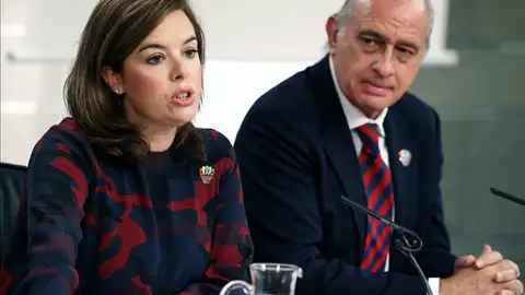 Sáenz de Santamaría y Fernández Diaz tras el Consejo de Ministros Sáenz de Santamaría y Fernández Diaz tras el Consejo de Ministros