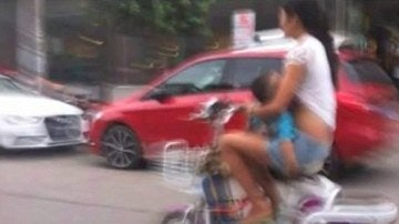 Instantánea de la mujer dando el pecho en un ciclomotor