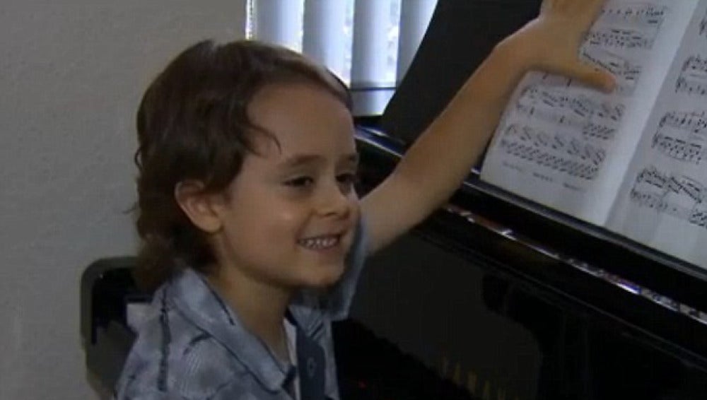 Niño tocando el piano