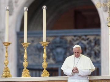 El Papa reza en El Vaticano