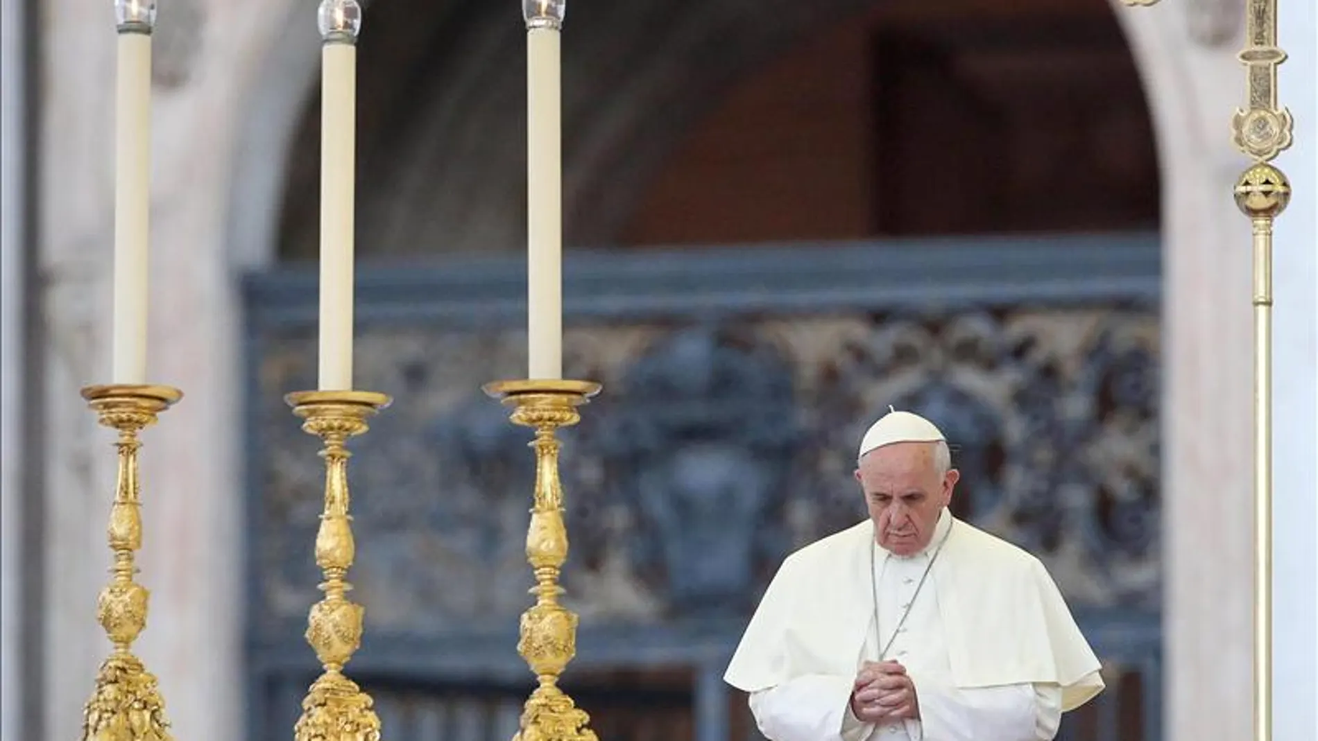 El Papa reza en El Vaticano El Papa reza en El Vaticano