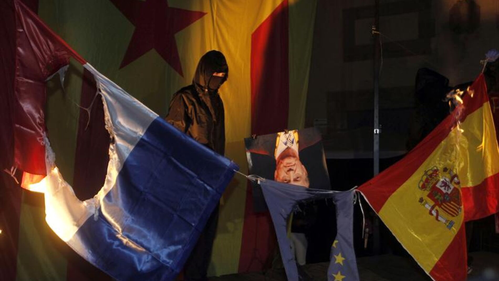 Queman banderas y la foto del Rey