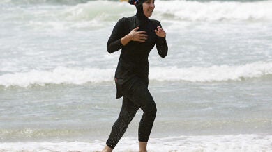 Barcelona defiende que las mujeres puedan usar 'burkini' y un parque acuático de Girona lo veta