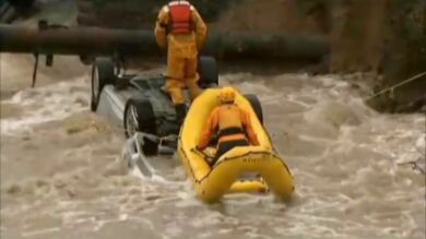 Dramático rescate a un conductor arrastrado por la lluvia en Colorado
