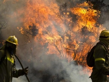 El fuego de Carnota sigue sin control