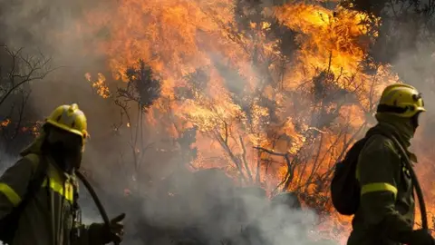 El fuego de Carnota sigue sin control El fuego de Carnota sigue sin control