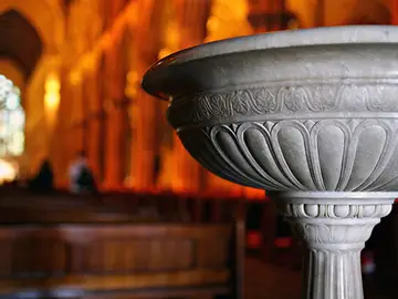 Pila bautismal en el interior de una iglesia Pila bautismal en el interior de una iglesia