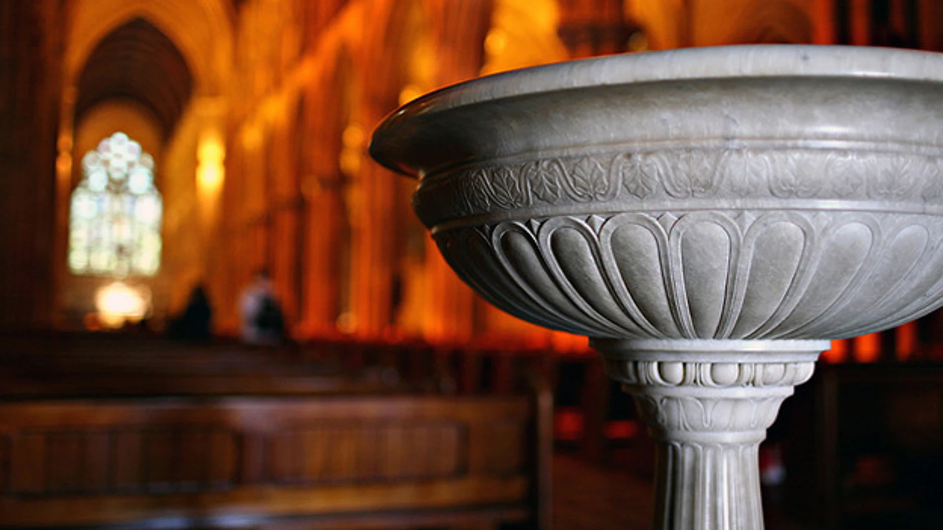 Pila bautismal en el interior de una iglesia Pila bautismal en el interior de una iglesia