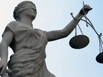 Una estatua que representa la justicia Una estatua que representa la justicia