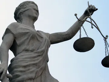 Una estatua que representa la justicia Una estatua que representa la justicia