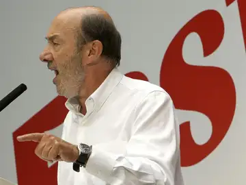 Alfredo Pérez Rubalcaba durante su discurso en la Fiesta de la Rosa Alfredo Pérez Rubalcaba durante su discurso en la Fiesta de la Rosa