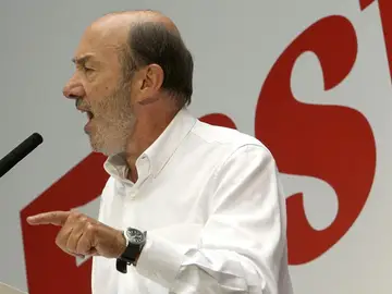 Alfredo Pérez Rubalcaba durante su discurso en la Fiesta de la Rosa Alfredo Pérez Rubalcaba durante su discurso en la Fiesta de la Rosa