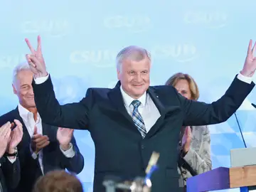 Horst Seehofer celebra la victoria Horst Seehofer celebra la victoria