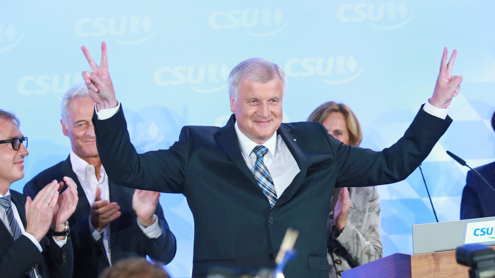 Horst Seehofer celebra la victoria