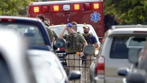 Policías caminan por el lugar donde se ha producido un tiroteo en instalaciones de la Armada en Washington Policías caminan por el lugar donde se ha producido un tiroteo en instalaciones de la Armada en Washington
