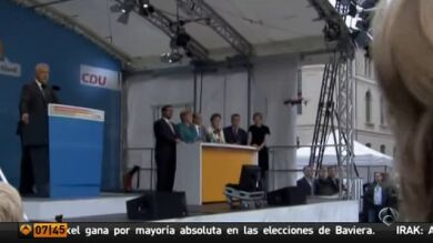 Un drone causa el pánico tras aterrizar durante un mitin de Angela Merkel
