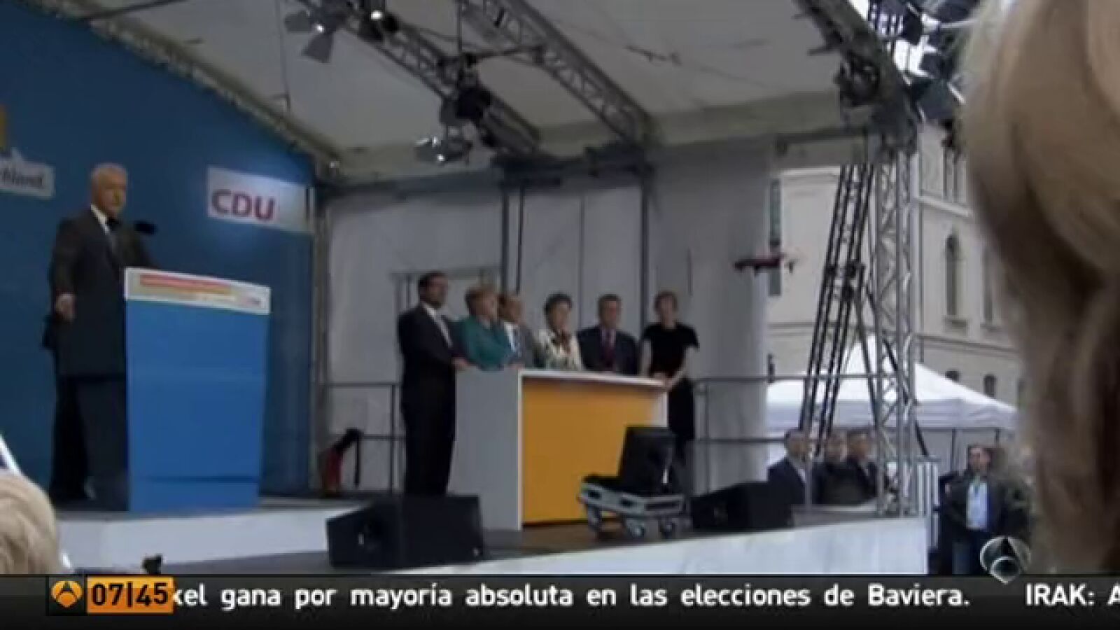 Un drone causa el pánico tras aterrizar durante un mitin de Angela Merkel