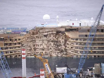El crucero 'Costa Concordia' enderezado. El crucero 'Costa Concordia' enderezado.