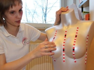 Pia Hemmerling con un maniquí