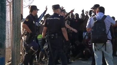 90 inmigrantes alcanzan a nado la playa del Tarajal de Ceuta