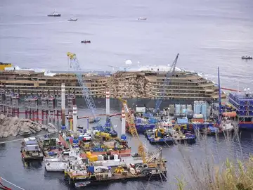 El crucero 'Costa Concordia' permanece enderezado a la espera de continuar con las operaciones El crucero 'Costa Concordia' permanece enderezado a la espera de continuar con las operaciones