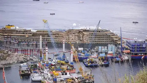 El crucero 'Costa Concordia' permanece enderezado a la espera de continuar con las operaciones El crucero 'Costa Concordia' permanece enderezado a la espera de continuar con las operaciones