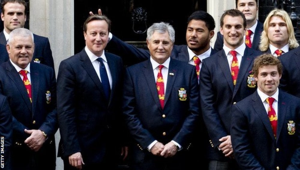 'Cuernos' a Cameron en una foto con el equipo de rugby