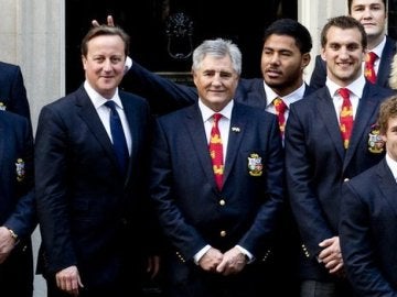 'Cuernos' a Cameron en una foto con el equipo de rugby