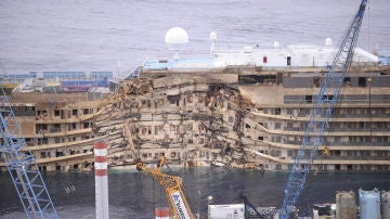 El Costa Concordia tras ser enderezado