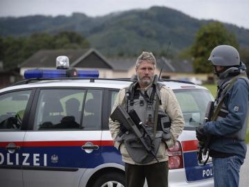 La policía austriaca persigue al triple homicida