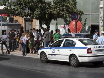Policías llegan a la sede del partido radical neonazi Amanecer Dorado