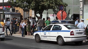 Policías llegan a la sede del partido radical neonazi Amanecer Dorado