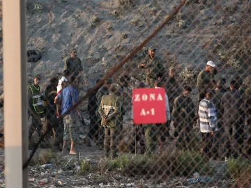 La Gendarmería marroquí impidiendo el asalto La Gendarmería marroquí impidiendo el asalto