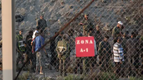 La Gendarmería marroquí impidiendo el asalto La Gendarmería marroquí impidiendo el asalto
