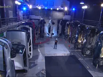 Coches verticales que caen en efecto dominó Coches verticales que caen en efecto dominó