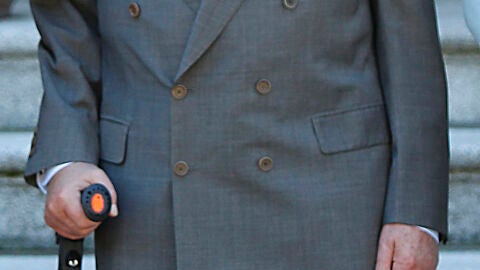 El Rey Juan Carlos, con muletas