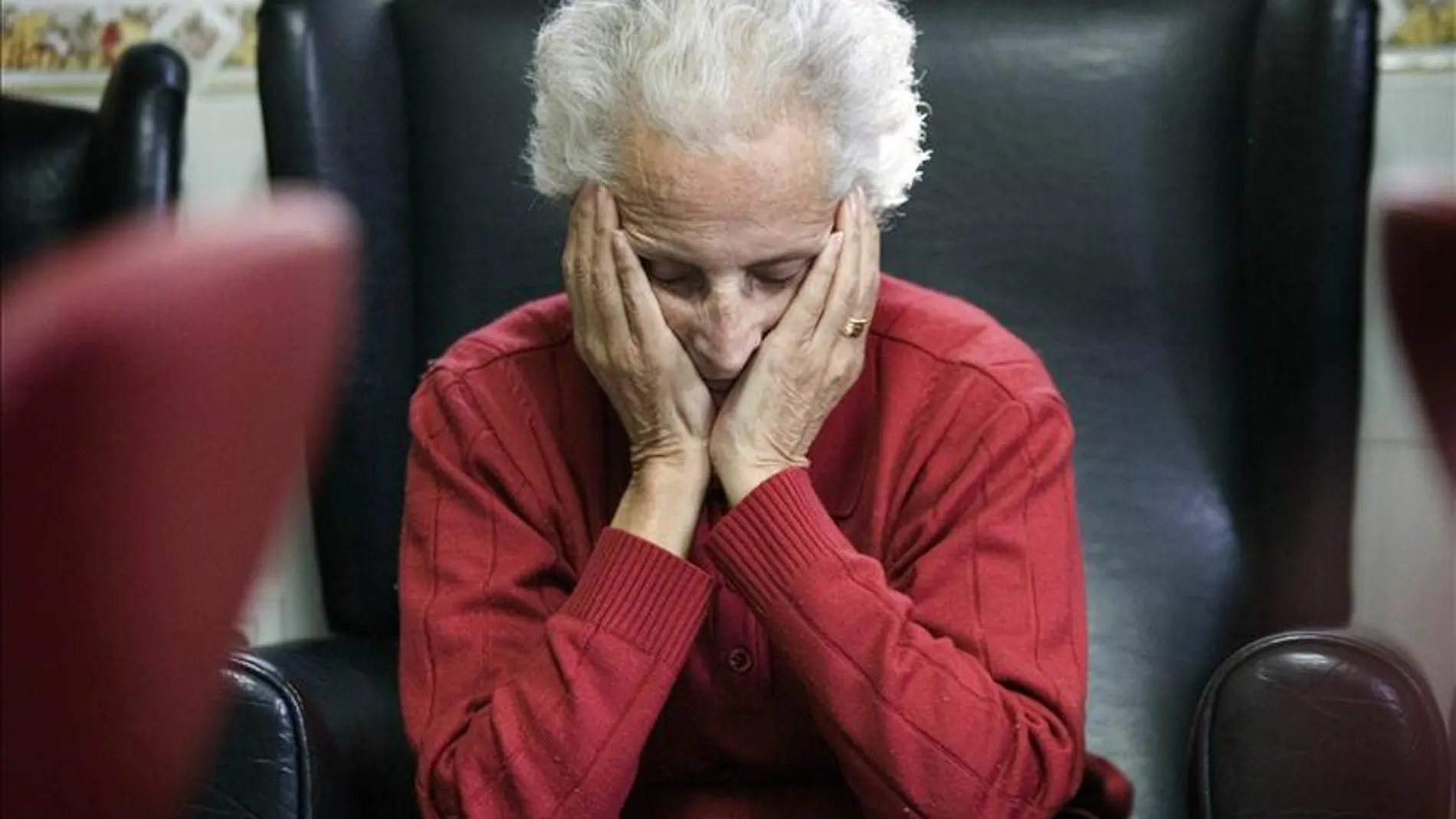 Una enferma de alzheimer en un centro de día Una enferma de alzheimer en un centro de día