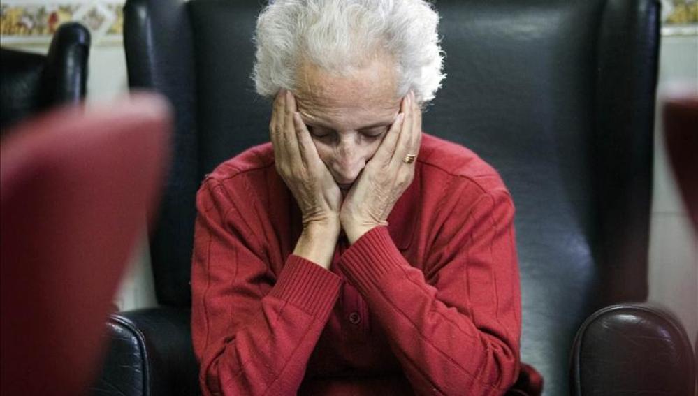 Una enferma de alzheimer en un centro de día