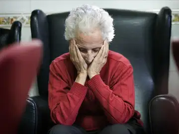 Una enferma de alzheimer en un centro de día Una enferma de alzheimer en un centro de día