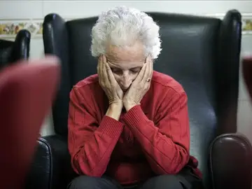 Una enferma de alzheimer en un centro de día Una enferma de alzheimer en un centro de día