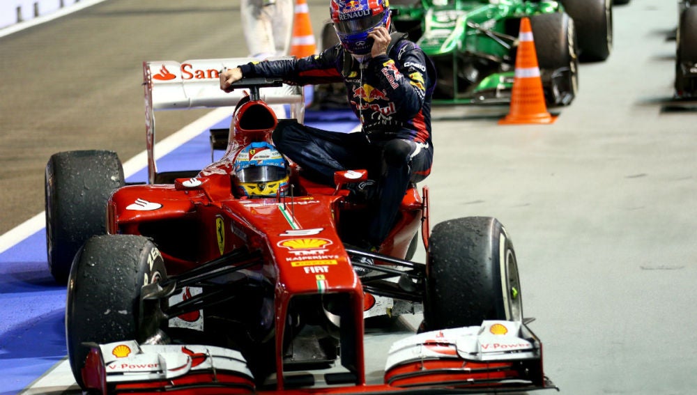 Alonso llevó a Webber al pit lane