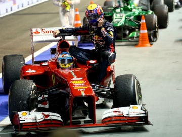 Alonso llevó a Webber al pit lane