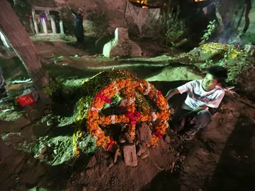 Un niño reza por los muertos en el atentado Un niño reza por los muertos en el atentado