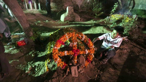 Un ni&ntilde;o reza por los muertos en el atentado