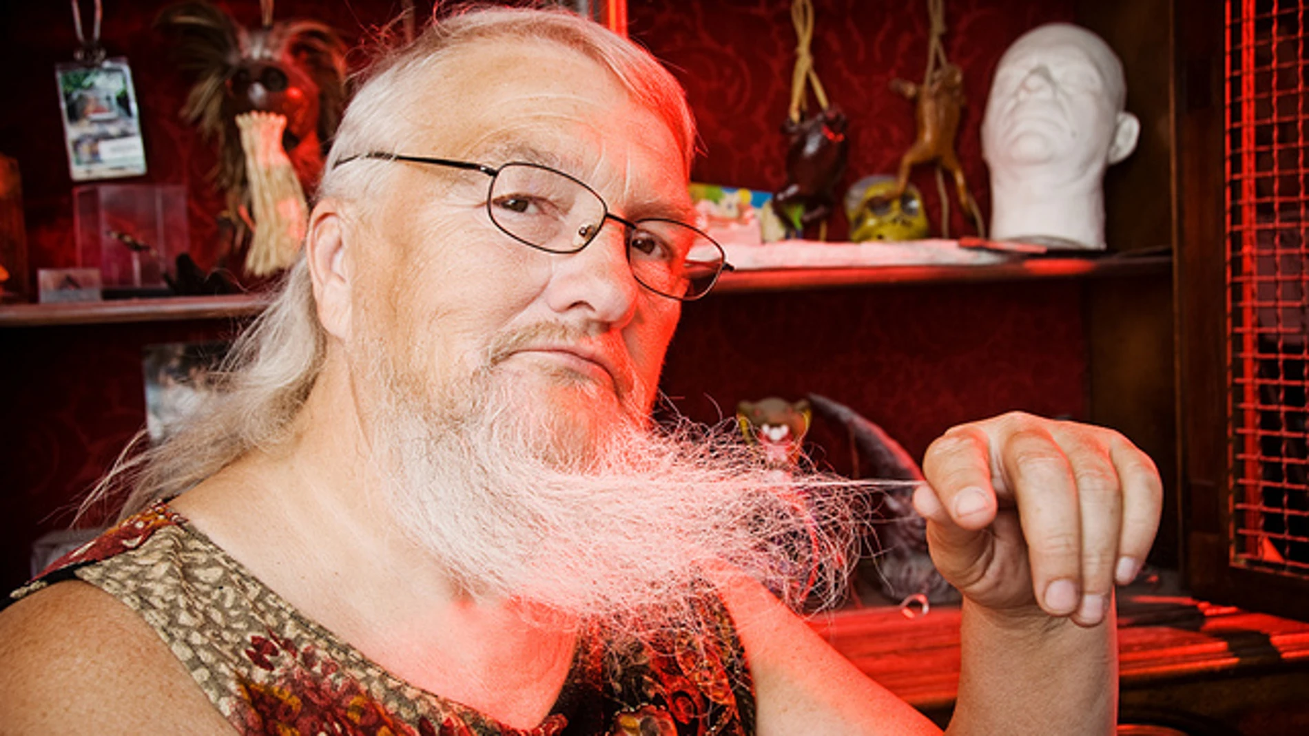 Vivian Wheeler atusándose la barba