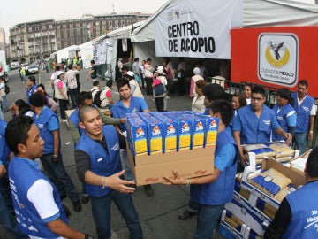 Jóvenes voluntarios mexicanos organizan la ayuda