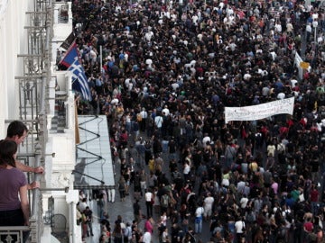 Imagen de la marcha antifascista en la Plaza Syntagma de Atenas